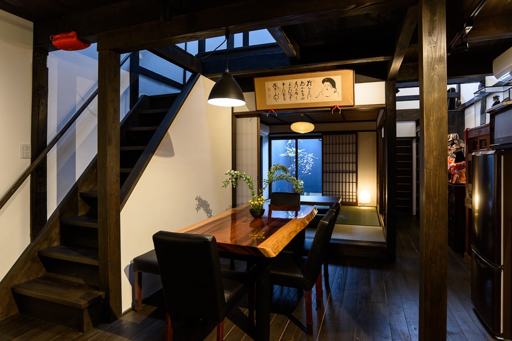 Gojo Machiya, Samurai Steve in his room